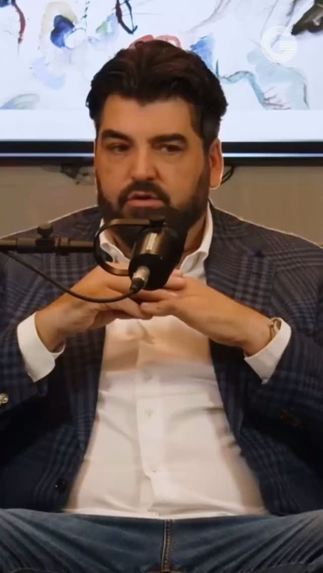 ilgusto.it Cannavacciuolo: “Fino a 12 anni fa lavavo i piatti, non mi vergogno. Villa Crespi? Sarà sempre mia”
Un mestiere che il cuoco tre stelle #Michelin ha iniziato in tenera età, con sacrificio e passione. “lo a 13 anni entro nella prima cucina dove mio padre faceva lo chef, ho fatto con lui 2 stagioni perché facevo la stagione e studiavo. Poi lui ha avuto la bravura di non farmi cucinare e non spiegarmi le ricette ma di mettermi i coltelli in mano, di farmi disossare, sfilettare, pulire i prosciutti, le spalle intere, spiegarmi proprio la base del lavoro, mi ha creato la manualità che è quella che ti fa lavorare veramente bene e con perfezione. Joe mi ha visto sfilettare e mi ricordo ancora che ha fatto ‘wow’”
Abilità confermata dallo stesso conduttore: “Con il coltello sì, se la cava”. Un atteggiamento, quello volto al sacrificio e alla tenacia, che Cannavacciuolo non ha abbandonato mai, neanche ora che, tra stelle e tv, è uno dei personaggi del food più noti e amati. #food #masterchef #chef #repubblica #cucinaitaliana