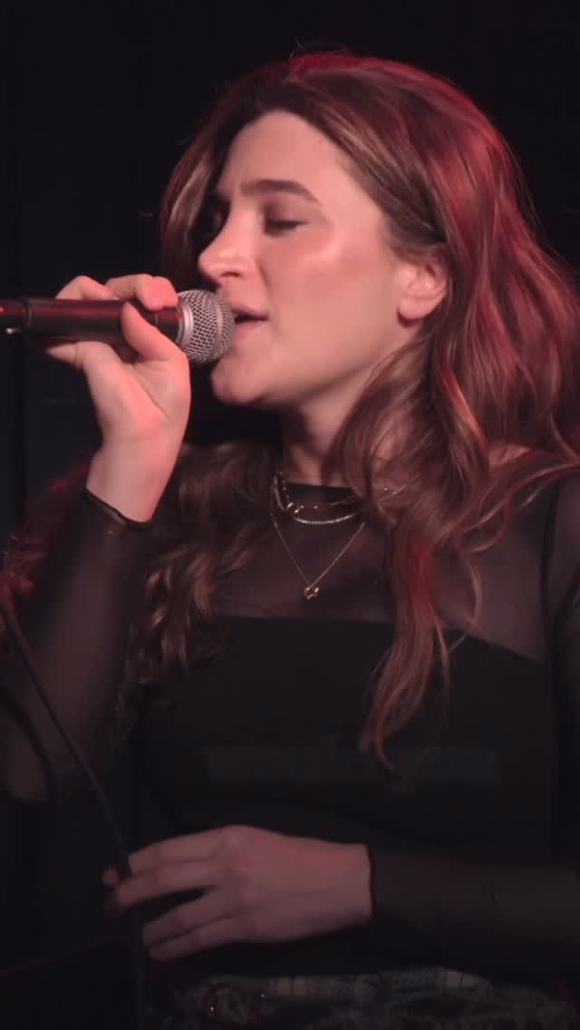 Light On by @maggierogers from a recent gig @berlin.undernyc
One of my favorite songs :)
#cover #music #maggierogers #song #coversong #singer #fyp #musictok #singersongwriter