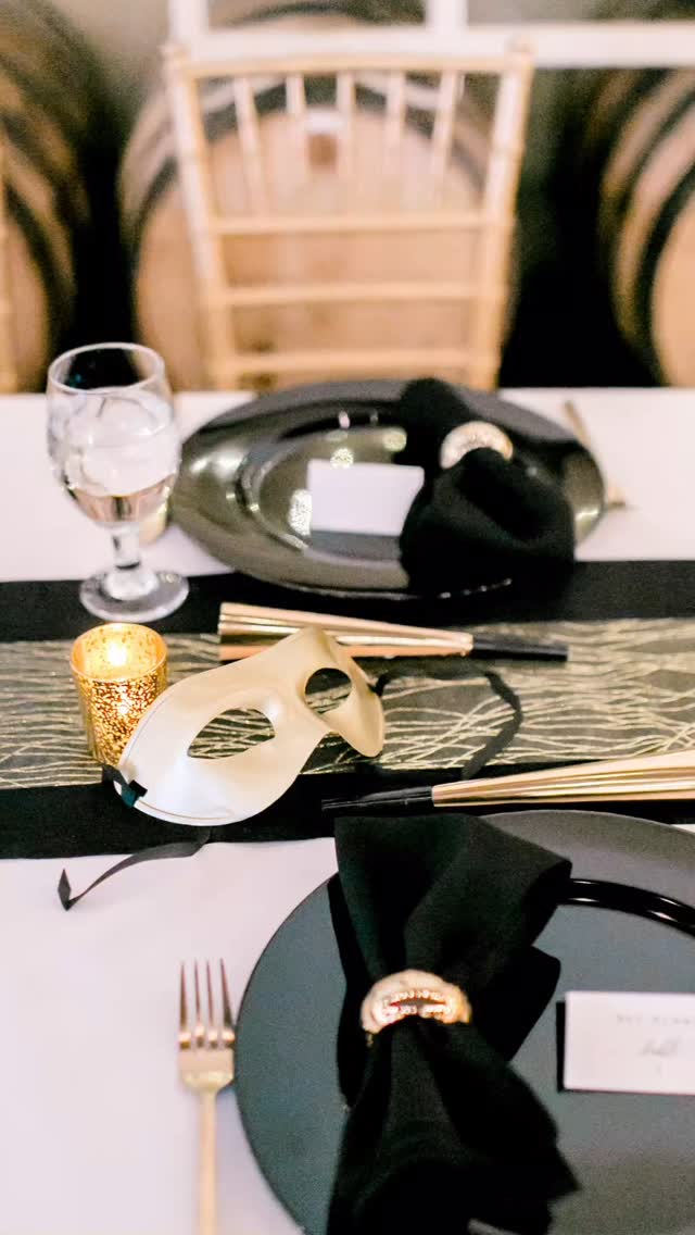 Flashback to this NYE wedding for @berkiki with @hgsplyco and @communitybeerco. Happy New Year!! 🥂🥂
#catering #dallascatering #weddingcatering #nye #eventrentals #tablesetting