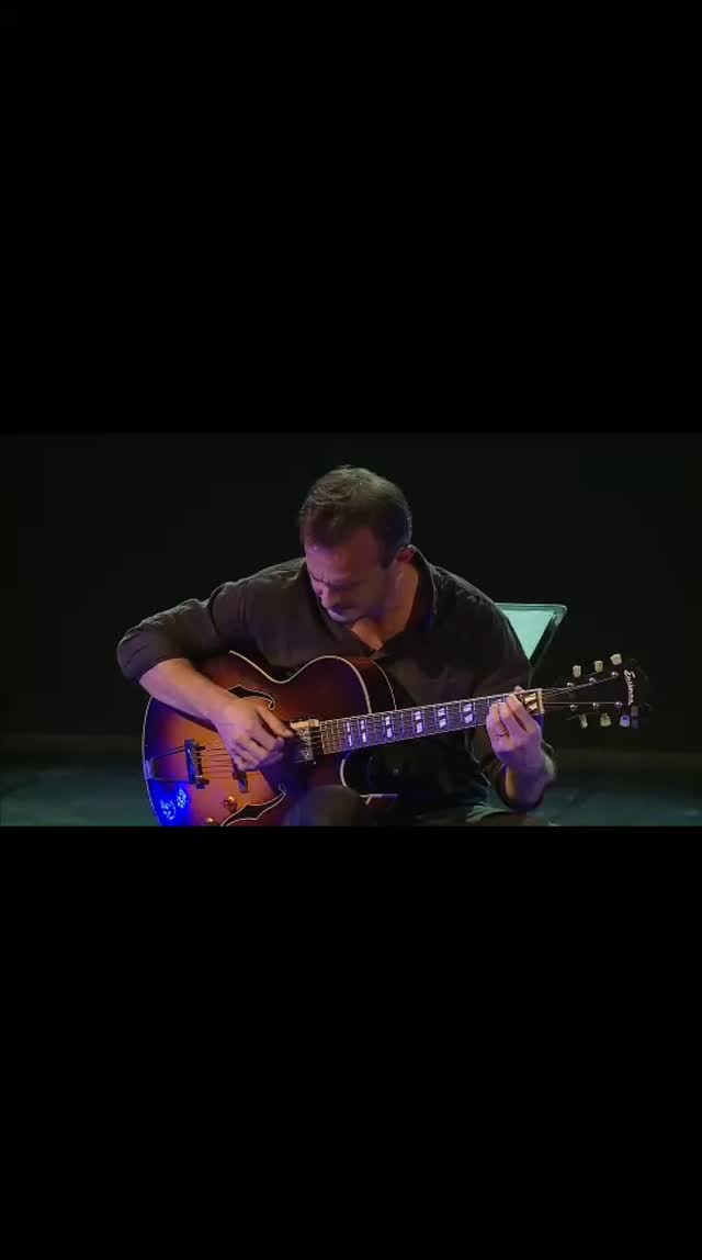 'No Moon at all' live for Antena 2. Full video on YouTube.