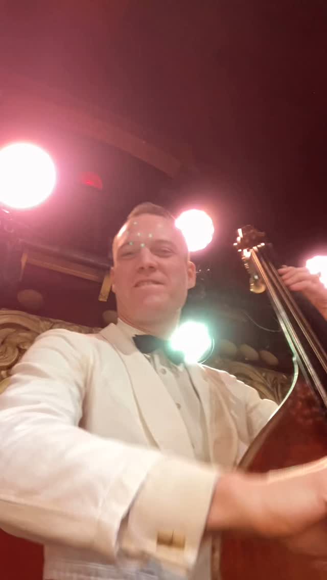 At work with The Swing Dance Orchestra…
@theswinginhermlins
#slapdoublebass #swing #hotjazz #doublebass #1930s #vintagefashion, #slapbass #stringbass #gutstringbass #oldtimes #vintageberlin #vintage #30sfashion #music #bass #jazz #jazzmusic #swingdanceorchestra #davidhermlin #walkingbass #bigbandjazz #bigband #bigbandmusic