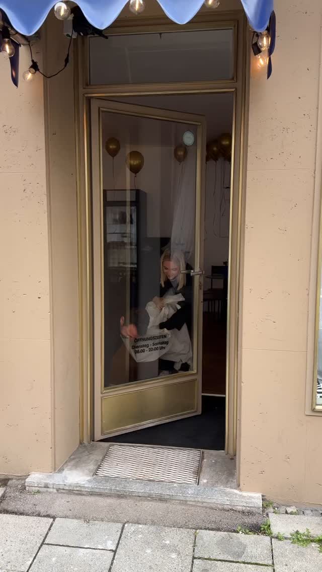 Was ein Jahr 2024! ✨🫶🏼 Wir können garnicht glauben, was in diesem Jahr alles passiert ist! Crazy, wie die Zeit verging, freuen uns was bis jetzt alles passiert ist mit den besten Gästen, die man sich vorstellen kann. Es ist genau so ein Ort geworden, wie wir es uns vorgestellt haben: Ein Nachbarschaftstreffpunkt 🫶🏼 Es ist so schön zu sehen, wie sich jetzt schon Bekanntschaften geschlossen haben und wir einige von euch "Stammgäste" nennen dürfen! Freuen uns auf ein geiles 2025 mit euch und viele tolle Gespräche, Events und Coffee Dates ❤️ und psst…noch vier Tage und dann dürfen wir euch wieder bei uns begrüßen!