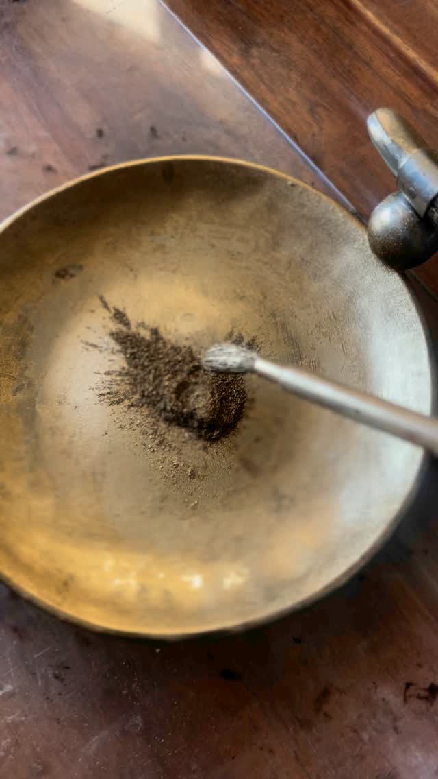Poudrage doré - kintsugi
Venez vous former à l'atelier paris 15e lors de mes stages kintsugi
Dates en lien dans ma bio ✨
#kintsugiart #kintsugirepair #craft #金継ぎ #kintsugi