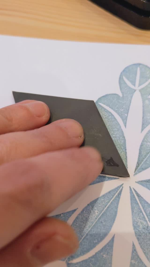 Ink, print and repeat đ¸
.
.
.
#blockprinting #printmaking #stamps #handcarvedstamps #pattern #testprint