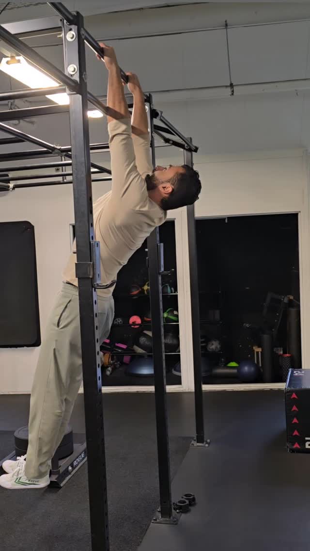 Think you’ve trained your lats? Not until you’ve tried THIS movement!
Plyometrics isn’t just jumps and sprints—it’s grounded in physics. It’s all about compression, grounding, and explosive energy transfer.
This exercise might not look explosive, but trust me, it is. As your elbows press and ground against the bar while pulling the upper bar down, you’re firing neural pathways at max intensity. At the bottom, your elastic components stretch like a spring before delivering full contraction power.
It’s control, momentum, and explosive strength all in one. Are your lats ready for the challenge?
#calisthenics #fitnesshacks #personaltrainer #trainlikeapro #fitnessfundamentals #workoutmotivation #fitfam #Physiotherapist #trainsmart