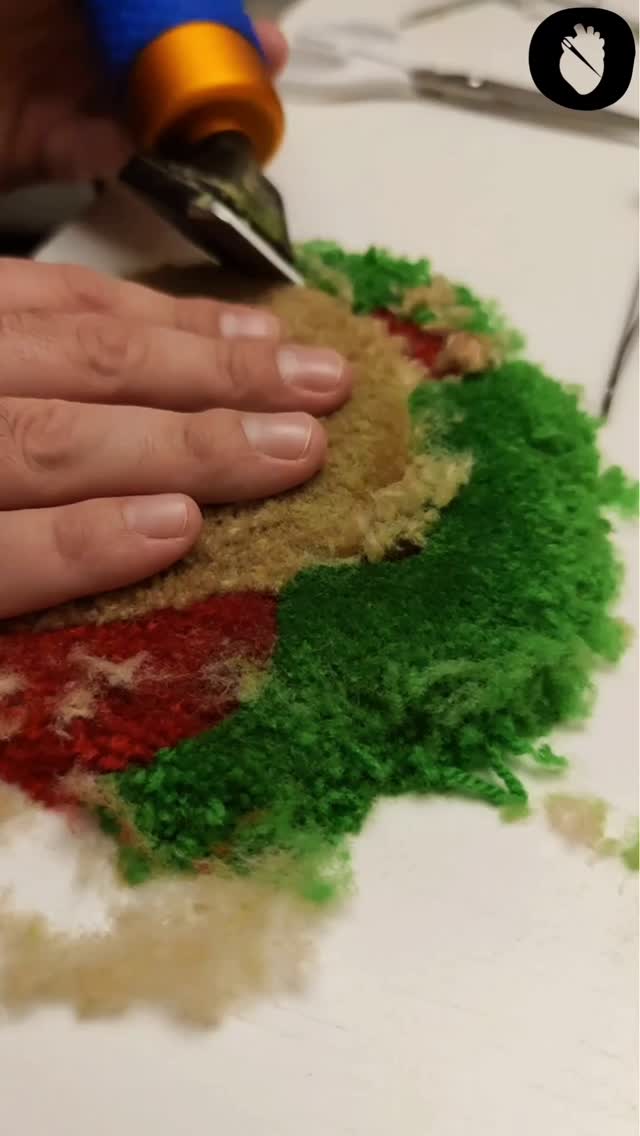 C'est l'heure des finitions 🌮
#slowmade #creationunique #mulhouse #slowdeco #handmadetextiles #handmadewithlove #tufting #tuftingart #dmc