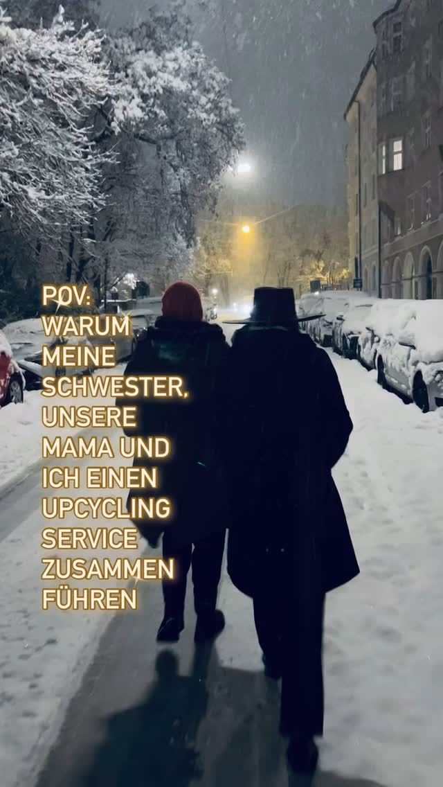 Wir glauben fest daran, dass wir bereits mehr hier haben, als wir auf dieser Welt brauchen. 🌏
Anstatt also eine weitere Modemarke zu gründen und noch mehr zu produzieren, haben wir (meine Schwester, unsere Mama und ich) uns entschieden ein Servicekonzept für Upcycling zu entwickeln.
Wir bieten die Möglichkeit mit Hilfe unseres Services aus alten, wertvollen Stücken neue Lieblingsteile zu re/designen und haben uns dabei auf natürliche Premium-Materialien spezialisiert. 🪄♻️💚
Wir zeigen Lösungen, wie bestehende, vergessene Materialien neu erfunden und genutzt werden können und wie sich diese durch Kreativität, Design und Handwerk in neue Lieblingsstücke transformieren! Dadurch halten wir sie so lange wie möglich im Nutzungs-Kreislauf und das ist für uns das Sinnvollste, was man mit wertvollen Stücken tun kann. Das sollten wir sowieso wieder mehr tun. Reparieren, neu erfinden, weiter benutzen.
Wir ermutigen alte Probleme neu zu denken, anstatt immer weiter linear und immer günstiger und qualitativ schlechter und mehr zu konsumieren. 🔂
Außerdem möchten wir die Wertschätzung für wertvolle Ressourcen & Handwerkskunst zurückbringen und so eine nachhaltigere Zukunft leben.
Sei‘ Teil unserer Vision und Bewegung #redesignwithus #keepitintheloop #upcycling #service #entrepreneur #circularfashion