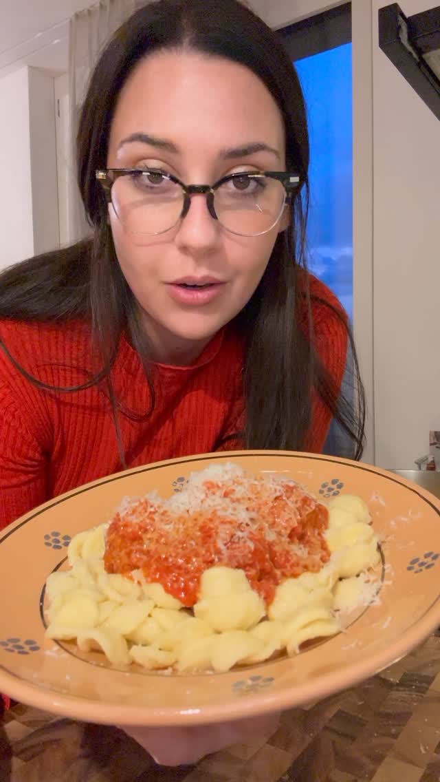 Polpette al Sugo 🍝
Für die Hackbällchen:
• 400 g Hackfleisch (halb Rind, halb Schwein)
• 80 g Paniermehl
• 1 Ei
• 50 g Pecorino oder Parmesan
• 1 Knoblauchzehe
• 2 EL Petersilie
• Salz, Pfeffer, Muskatnuss
• Olivenöl zum Braten
Für die Sauce:
• 800 g passierte Tomaten
• 1 kleine Zwiebel
• 4 EL Olivenöl
• Salz, Pfeffer, Zucker
Zubereitung:
- Hackfleisch, Paniermehl, Ei, Käse, Knoblauch, Petersilie, Salz, Pfeffer und Muskat vermengen. Bällchen formen.
- In Olivenöl goldbraun anbraten.
- Zwiebel anbraten, Tomaten und Gewürze dazugeben. 10 Min. köcheln.
- Polpette in Sauce 2 Stunden köcheln lassen.
- Heiss servieren, z.B. mit Pasta oder Brot
•
•
#polpette#pasta#kochen#cucina#rezept#mangiare#kitchen#foodie#italiancuisine
