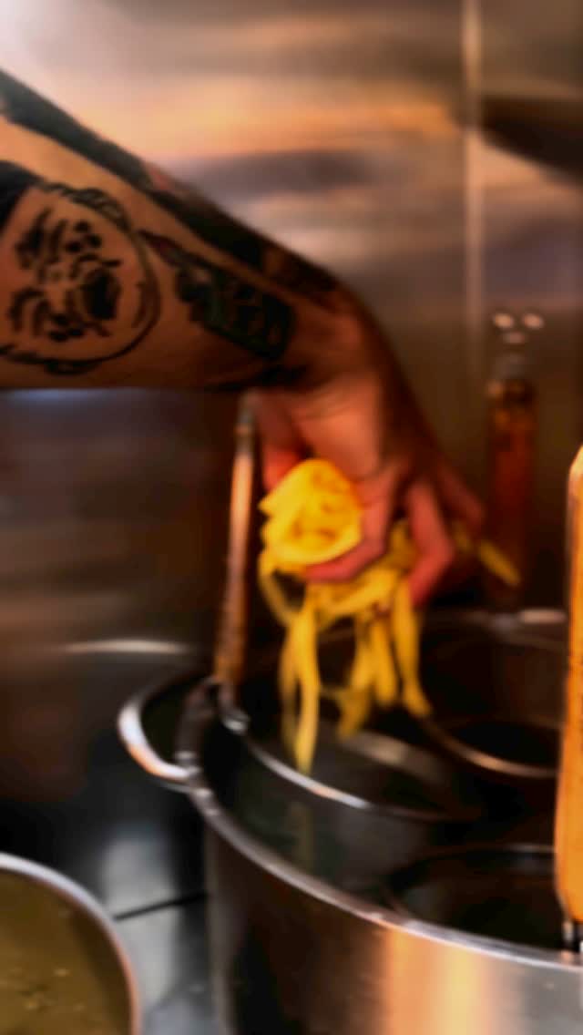 In house made tagliatelle with chicken liver, slow cooked onions, crispy pancetta, a delicious must try from the current menu! 🤌🏼
#Fresh #food #restaurant #maidenhead #pasta #delicious #sauceandflour #tasty #homemade #tagliatelle