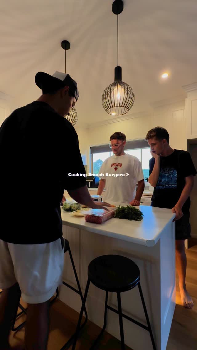 Smash burgers and making memories with the Fit Friends crew! 🍔💪