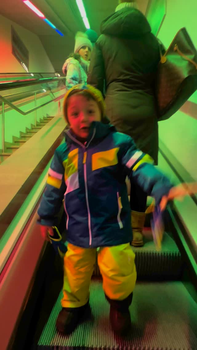 BEL DA MATTI!!! 🤩
Cielo azzurro che sembra dipinto, natura esplosiva che incanta, tempo dilatato da sorrisi, gesti e risate contagiose.
Ma quanto ci stiamo divertendo quest’inverno?! 💥
Incredibilmente fortunati a vivere in questo posto straordinario!! 🫶🏻
#visitvaldifassa #beldamatti #inverno2025