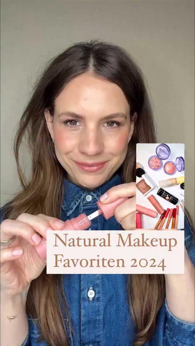 Natural Make-Up Favoriten 2024 (Auswahl!)🥰🩷
Heute gibt’s eine Auswahl einiger Natural Make-UP Favoriten 2024 (sonst wäre das Video 20 Minuten geworden🥲) Einige Produkte, die ich letztes Jahr geliebt, wiederentdeckt oder neu integriert habe für meine Make-Up Routine🥰:
1. @ritueldefille 3 Drop Weightless Foundation: wieder entdeckt und geliebt, sie ist extrem ergiebig, Finish ist Natural, leicht glowy, eher samtig. Deckkraft leicht bis mittel, gut aufbaubar! Serum Textur. LOVE.🥰
2. Kosas BB Burst BB Cream: immer gerne im Einsatz, seit ich sie habe. Trage ich mit den Fingern easy auf, Textur ist eine Gel-Creme und dadurch ist sie leicht und super auch für Mischhaut.
3. @kosas Blush is Life Blushes: die Blushes von Kosas sind ‚baked‘, dadurch super leicht von der Textur, aber auch sehr gut pigmentiert. Schimmern minimal. Farben sind toll!🩷
4. RMS Hydra Bronzer in ‚Tan Lines‘: die Gel-zu-Puder Textur liebe ich ja auch bei den RMS Blushes, es lässt die Puder auf der Haut strahlend, nicht trocken aussehen. Sie haben einen Schimmer, ‚Tan Lines‘ ist ein neutraler Ton, den ich oft nutze! Tipp: Beachwalk Betty ist toll für hellere Hauttypen, hat einen leicht rötlichen Unterton und ist dadurch wie eine Kombi aus Bronzer und Blush.🤎
5. Lip Sketch Crayons @iliabeauty :Die Stifte sind toll für einen einfachen Auftrag, wenn man Lust auf Farbe hat, die matt ist! Im Sommer war ‚Piazza‘ (Orangerot) ein Favorit, gibt aber eine Auswahl aus kühlen und warmen Tönen. lange haltbar.💄
1. @rmsbeauty Lip Oils: kein Geheimnis - meine liebsten Lip Oils gerade. Nicht sticky, pflegend, schöne Farben. Persönliche Favoriten sind LUCIA, Elle und Amber.🥰
6. @officialmanasi7 Lip Liner in ‚Okiyo‘ - lange haltbar und perfekt neutrales Beige / Nude!🤎
7. Rituel de Fille Ash & Amber Eye Soot: Wiederentdeckung. Gerade nutze ich so gerne ‚SIGIL‘ - die Textur ist ein Mix aus Creme und Puder - dadurch setzt er sich nicht so schnell ab, ist schön creamy, um ihn mit dem Finger aufzutupfen. Tolle Farben!😍
Was sind eure Favoriten, kennt ihr schon einiges aus dem Video?😍🩷
#naturkosmetik #greenbeauty #beautyinsideout