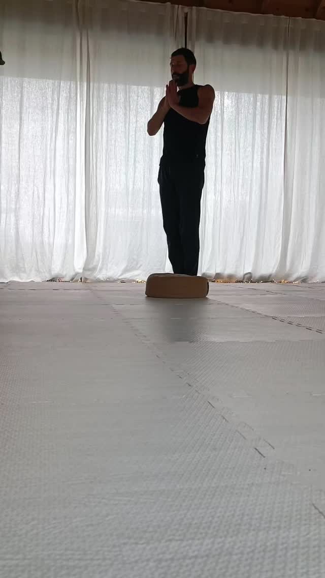 Nous te partageons ici la salutation martiale du flow de ce mois-ci.
Répète-la 9 fois chaque matin au lever et dis-nous si tu te sens plus centré, si tu retrouves plus facilement l'immobilité dans la journée ?
Au plaisir de la pratiquer à tes côtés chez Ozâme 🙏
Jérémy
#yoganancy
#ozâme
#sunsalutation
#esprtimartial