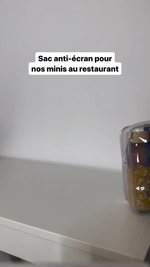 Depuis le début du voyage j’ai vu beaucoup trop d’enfants avec des écrans au restaurant ! Je comprends que c’est la facilité, mais il y a des alternatives aussi simples à mettre en place et à transporter.
J’ai trouvé cette vidéo de @shirley_glz qui présente un super sac d’activités qui va pouvoir occuper votre enfant.
Vous pouvez aussi lui demander de choisir s’il a des petits jouets qu’il adore qui sont transportables facilement et si vous avez l’habitude de jouer à des jeux de société en famille, c’est une super idée pour partager un moment de qualité !
J’ai croisé pas mal de familles qui jouent ensemble, on peut lire le bonheur sur le visage des enfants et des parents, ces moments sont précieux pour tous 🥹
#activitesenfants #kidsfriendly #familymoments #parentalite #restaurantenfamille #qualitytime