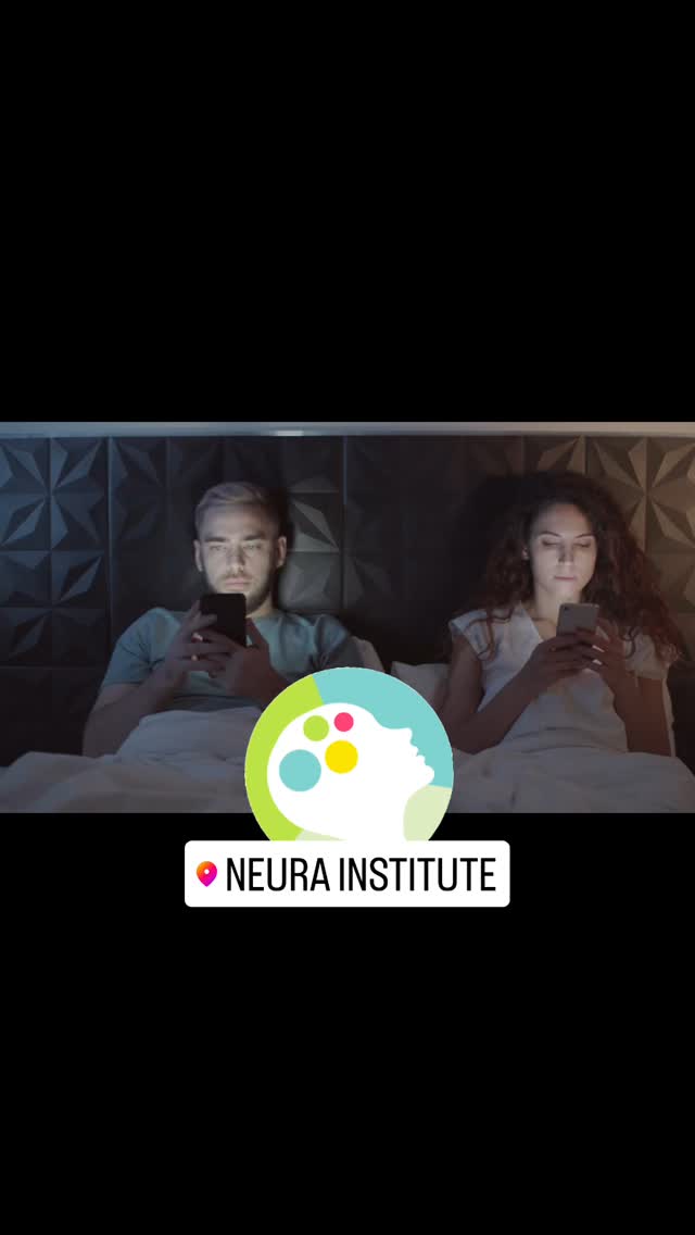 La exposición a la luz azul de dispositivos como celulares puede afectar la producción de melatonina, una hormona que regula el sueño. Esto depende de factores individuales y del tiempo de exposición. En general:
Exposición de 1 a 2 horas antes de dormir puede disminuir significativamente los niveles de melatonina, dificultando conciliar el sueño.
Mayor sensibilidad a la luz azul: Algunas personas pueden experimentar insomnio incluso con exposiciones más cortas.
Recomendaciones:
Limitar el uso de dispositivos al menos 1-2 horas antes de dormir.
Usar filtros de luz azul o modo nocturno en dispositivos.
Optar por actividades relajantes como leer un libro físico o practicar meditación antes de acostarse.
Padeces de insomnio, solicita un cita en Neura Institute Whatsapp +52 1 44 22 34 27 55