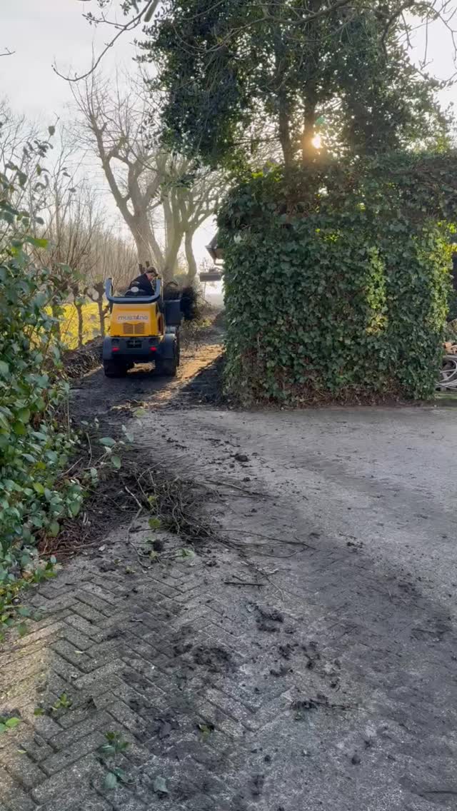 Het jaar zijn we goed begonnen met ons nieuwe werkpaard! Het bespaart ons de rug en brengt ons een hoop werkplezier zo te zien😃 #mustang #shovel #mooispul