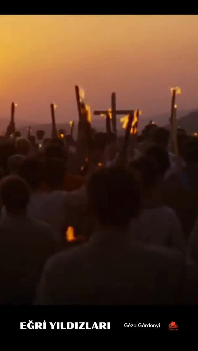 Telemak #42 / Yeni Kitap
EĞRİ YILDIZLARI
Géza Gárdonyi
Osmanlı fetihler çağının dur durak bilmediği günlerinde, István Dobó komutasındaki küçük bir Macar grubun Eger/Eğri’de Türk ordusuna yaklaşık altı hafta boyunca direnişini anlatan Eğri Yıldızları Macar edebiyatı için kurucu bir metin. Gárdonyi’nin kalemiyle Reformasyon’un etkisiyle başlayan mezhepsel ayrışmalar, Kutsal Roma İmparatorluğu ile Macarlar arasındaki kopukluk ve Doğu-Batı ilişkilerinin işlendiği bu incelikli romanda 1552’de gerçekleşen Eğri kalesi kuşatmasını yirmi yıl evvelinden başlayan olaylar silsilesi içinde anlatır. Macar kırsalında küçük çatışmalarla başlayan hikâye, isyancı aristokrat Bálint Török’ün esir alınıp Yedikule zindanlarına atılmasıyla dönüşür. Macar kırsalında İstanbul’a ve Eger kalesi surlarına uzanan bu macerada bir muska etrafında dönen efsunlu karşılaşmalar, yoldaşlık ve onura dair kadim idealler, aşkın çeşitli halleri sahne alır. 1899’daki ilk yayımlanışından bugüne Macar tarih bilincinin oluşumunda en önemli eserlerden biri olmuş, bugün dahi okullarda okutulmaktadır. Pál Fodor & Tünde Császtvay’ın sunuşu, Dr. Erdal Şalikoğlu’nun Macarca aslından tercümesiyle Eğri Yıldızları 2024 Türk-Macar Kültür Yılına bir armağan.
Bu kitap Petőfi Kulturális Ügynökség'in (Petőfi Kültür Ajansı) katkılarıyla yayımlanmıştır. / A könyv a Petőfi Kulturális Ügynökség támogatásának köszönhetően jelent meg. Görseller Zoltán Várkonyi'nin yönettiği 1968 tarihli "Egri Csillagok" başlıklı uyarlamadandır.