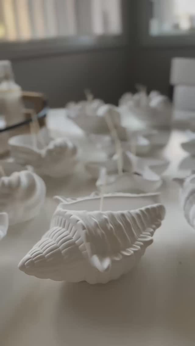 ~ there’s something beautiful in the slow, quiet moments. When all the chaos around you hushes during deep concentration ~
morning magic with sea shells 🐚 the details in these candles are just 🤩🤩😍