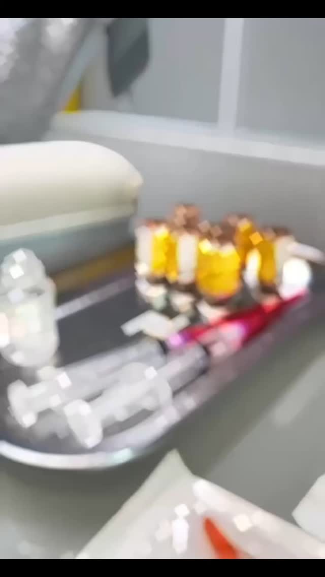 AESPLLA on kollageenistimulaattori, joka injektoidaan kasvoilla tietyille kohdille tuomaan kevyttä kohotusta.
Usein täyteläisyyttä lisätään poskille, nenänpieliin ja ohimoille.
Tulokset ovat luonnollisia ja pitkäkestoisia!
Tämä sopii sinulle, jos täyteaineet eivät ole sinun juttusi, mutta kaipaat volyymia kasvoille.
Hoidon voi yhdistää myös Sylfirmx:n kanssa, kun halutaan maksimoida kollageenin muodostumista. ✨️
#aesplla