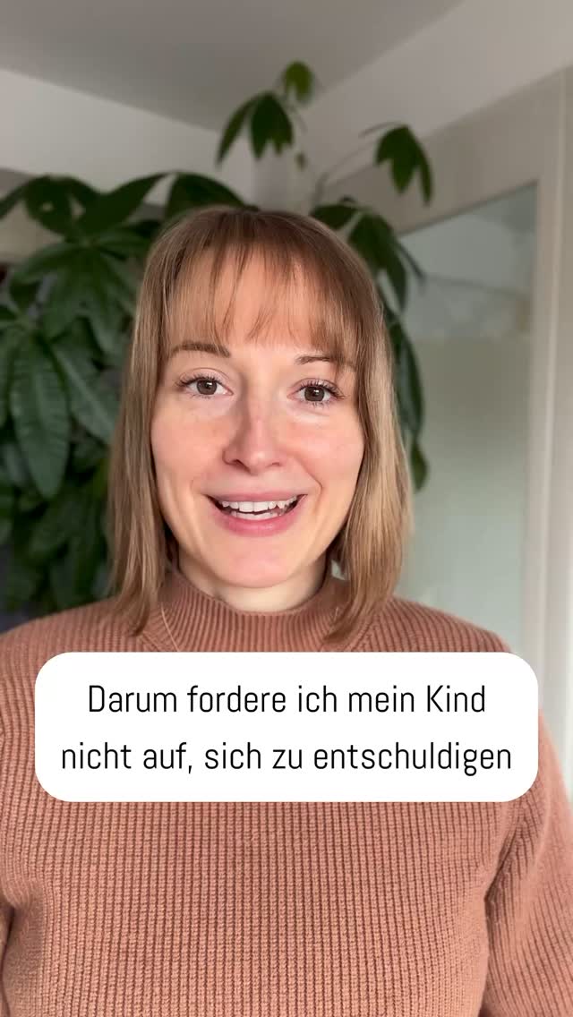 🏁 Das Ziel von Entschuldigungen ist Beziehung.
Unechte Entschuldigungen machen eine Beziehung jedoch nicht besser - im Gegenteil.
Durch unechte Entschuldigungen
👉🏻 lernt dein Kind kein aufrichtiges Mitgefühl.
👉🏻 lernt dein Kind nicht, seine Gefühle wahrzunehmen.
👉🏻 lernt dein Kind, dass vor anderen gut dazustehen mehr zählt als zu verstehen und zu lernen.
Bedauern ist nicht etwas, das im Außen passiert.
Bedauern kommt von Innen.
WICHTIG IST DIE REIHENFOLGE ⚠️
1️⃣ Zuerst kommt das Bedauern
2️⃣ und dann die Entschuldigung.
Echtes Bedauern bewirkt außerdem, dass sich dein Kind anders verhält.
WAS HILFT?
✅ Präge eine Familienkultur, in der „Tut mir leid!“ normal ist. Mach es vor. Entschuldige dich aufrichtig. Dein Vorbild ist die größte Kraft.
✅ Nimm die Gefühle deines Kindes ernst, damit es lernt, dass Gefühle wichtig sind und nichts, wofür es Scham empfinden muss. Gefühle sind der Grund für das Verhalten deines Kindes.
✅ Spielt eine konkrete Situation durch. In Zeiten der Emotionen ist das kognitive Denken nicht ganz auf der Höhe. Es wird deinem Kind Sicherheit geben, auf einen vorformulierten Satz zurückgreifen zu können.
BONUSTIPP ⤵️
Beobachte mit deinem Kind, wie andere ihre Gefühle ausdrücken.
Hilf deinem Kind zu beschreiben, was es sieht (Schultern hängen, Augen gucken nach unten, Füße sind nach innen gedreht) und interpretiert dann das Verhalten (Das Kind könnte traurig/ängstlich/schüchtern/einsam sein.).
➡️ Kostenlose Gefühlskarten findest du im Internet, zum Beispiel hier:
https://my.hidrive.com/api/sharelink/download?id=KrgqFRPf
#beziehungsorientiert #Erziehung #Elternsein #Familienleben #Familienalltag #AlltagmitKindern #Kindheit #Mamasein #Papasein #Familie #ElternschuleDahlmann #entschuldigen