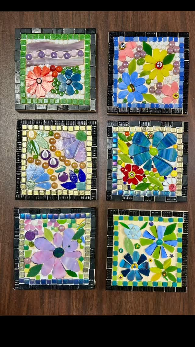 Here’s a sneak peak @ our 1st Mosaic Flower Workshop in 2025.
Fun bunch of six, sharing stories, laughing and creating doesn’t get any better! Its so rewarding to see how unique each piece is, especially from beginners.
What’s your favorite design? 🙌🏽👊🏽👏🏽🥳
Come back to check grouted pieces tomorrow!
#mosaicos #guildofcharlotteartists #mosaicosdecorativos #mosaicfriends #mosaiclife #mosaicart #mosaicosartesanales #mosaicosbrasil #mosaicoartístico #mosaicworkshops #minthillncevents #minthilllife #minthillsmallbusiness #stainedglassmosaics #lovemyjob💕
#artedelmosaico #artecontemporanea