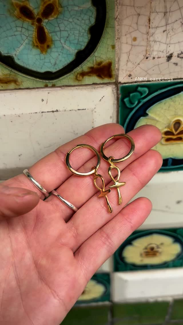 Los pendientes ankh con unos aros cerrados ✨
Plata bañada en oro, la opción perfecta para personas con alergias 😊
ANKH la llave sagrada que abre las puertas de la conciencia y conecta el plano físico con el espiritual. Con su forma característica, que fusiona un círculo y una cruz, representa la vida eterna, el ciclo infinito de la existencia y la unión de los opuestos: el cielo y la tierra, lo masculino y lo femenino, lo divino y lo terrenal. Este símbolo, originario de las antiguas civilizaciones egipcias, es un recordatorio de que la vida no tiene fin, solo transita de una forma a otra, como el agua que fluye y se transforma sin cesar.
Portar o visualizar el Ankh puede servir como un recordatorio constante de nuestra conexión con el universo y el poder de la vida. Es un símbolo de protección, guiando nuestras almas hacia el despertar interior y la transmutación espiritual. Al meditar sobre el Ankh, podemos invocar la sabiduría ancestral y el flujo vital que nos conecta con el cosmos y con nuestras raíces más profundas.
#jewels #jewelry #spiritualjewelry #ancientjewelry #handmadejewelry #spiritualgrowth #ankh #ankhjewelry #ankhcross #egyptianjewelry #egyptian #yogagram #yogagirls #handmade #hechoamano #consciousness #consciousbrand #ethicaljewelry