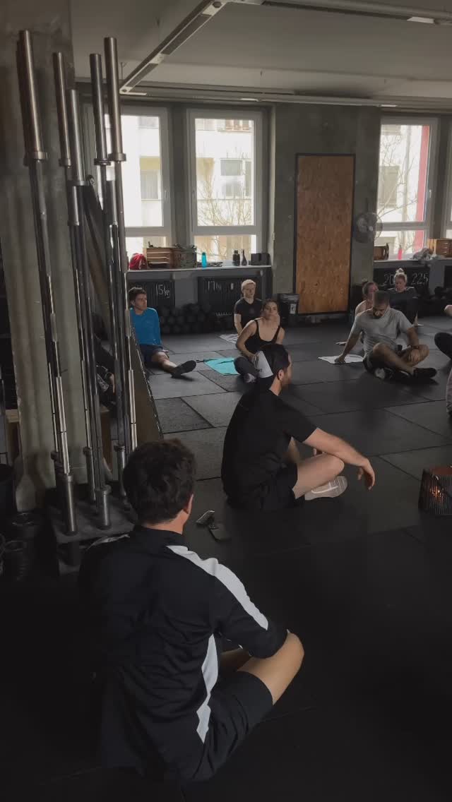 🌟 Nächster Lifestyle-Workshop von B-SPORT am 23. Februar 2025! 🌟
Nach unserer magischen ersten Erfahrung laden wir dich zu einem ganz besonderen Workshop ein – diesmal in einem intimeren Kreis. Gemeinsam sprechen wir über das Leben, unseren Lifestyle und die Kraft der Gemeinschaft, um Großes zu erreichen. 💭💪
🕘 Start: 9:00 Uhr – Wir beginnen mit einem Kaffee und Smalltalk, um uns einzustimmen. ☕️
🤸♂️ Handstand- & Balancetraining (30 Min): Stärke deine Balance und entdecke neue Bewegungsmöglichkeiten.
🥗 Snack & Pause: Kurze Erholung, um neue Energie zu tanken.
🏋️♀️ Strength-Weightlifting-Training (40 Min): Stärke deinen Körper und lerne, dein volles Potenzial auszuschöpfen.
🥪 Snack & Talk: Zeit für Austausch und Inspiration.
🔥 Riesenteam-Training (30 Min): Gemeinsam gehen wir an unsere Grenzen und erleben die Kraft der Gemeinschaft.
🧘♀️ Soundbath & Shavasana (5-10 Min): Zum Abschluss entspannen wir Körper und Geist – für einen perfekten Ausklang.
📆 Datum: 23. Februar 2025
📍 Ort: B-SPORT Berlin
🔗 Plätze sind begrenzt! Schreibe uns eine DM, um deinen Platz zu sichern. Wenn du keinen Platz bekommst, melde dich schon jetzt für den nächsten Workshop Ende März an!
Wir freuen uns auf dich! 💛
Patrick Fernández
#BSport #LifestyleWorkshop #KörperGeistSeele #GemeinsamStärker #HandstandTraining #Weightlifting #Soundbath #Teamwork