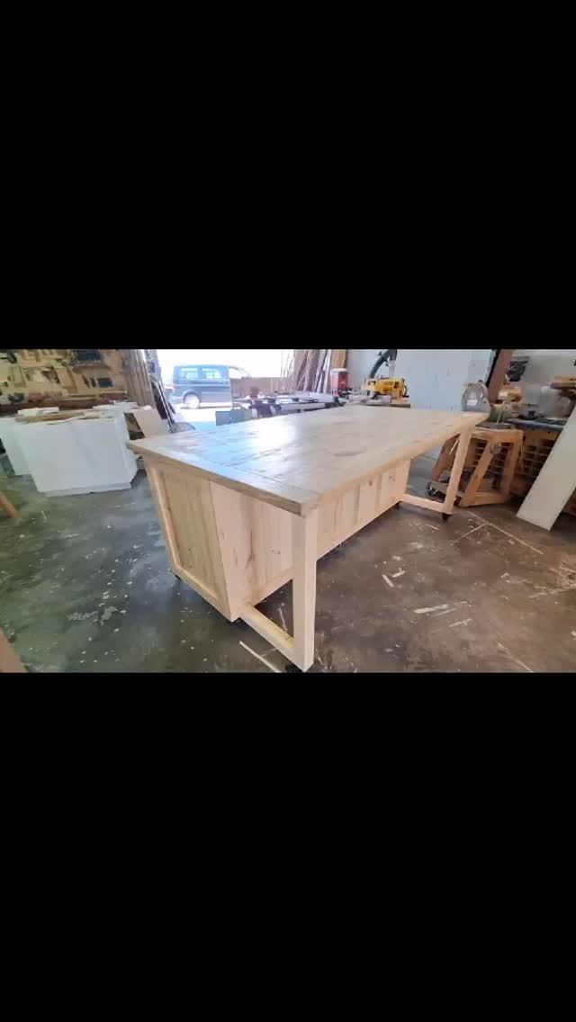 A little snippet of the large kitchen island we created last year. Made from reclaimed wood, with large drawers of many size 😁
#knotsandgrains #recycledwood #goldcoastbusiness #kitchen #kitchenisland
