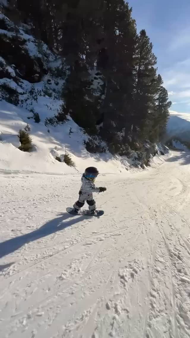 Carlo is living his best life 🏂⛷️🤘🏼
#hochoetz #oetztal #tyrol #snow #snowboard #ski #holiday #vacation #stunt #happy #free #fun #love #life #lifestyle
