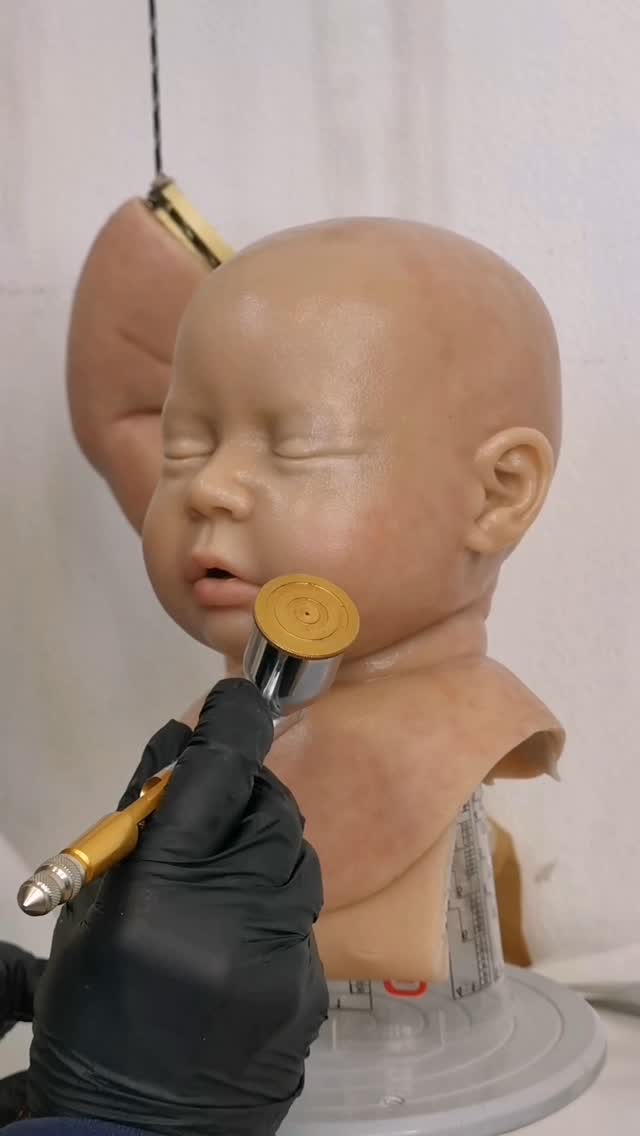 Painting in progress on new 3 months cinebaby 👌
By @celinefragment
Team : @juliejellyjumper @nolwenn_sfx @virginie_dahmane
Materials : @mouldlife @neillsmaterials @espritcomposite
#cinebaby #fakebaby #siliconebaby #sfx #painting #makeuptutorials #makeup #specialeffects #cinema