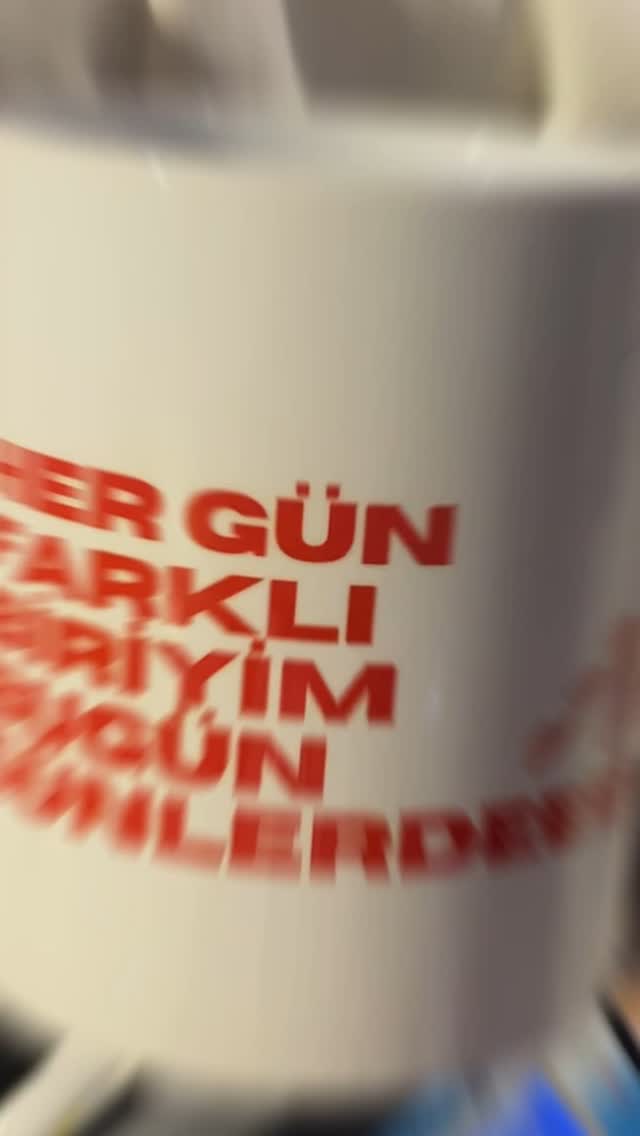 Siparişini aynı gün kargoda görmek isteyen değerli müdavimlerimizin bizden beklediği hız. 🥲 1. Sınıf kalite bardak, üst düzel baskı kalitesi, detaylı ve özenli paketleme, strafor kullanımı ve özgün tasarım… çünkü burası #gizhanım en mutlu an’ım.