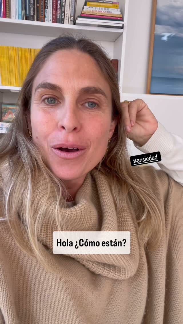 Cuando hay ansiedad toca encontrar un espacio seguro, amoroso y compasivo para abrazar a esa parte de nosotros que le está costando trabajo permitir sentir. El camino parece ser largo, porque justamente hay que buscar que esa parte de nosotros se sienta, segura y contenida… vista… validada… apapachada… pero una vez que lo atravesamos, el camino se vuelve más fácil, ya no nada más hay ansiedad en la experiencia, sino también una contención amorosa. Cada vez es más fácil. Cada vez da menos miedo. #thelab #terapiagestalt #trabajoemocional #autoconocimiento #tocasentir