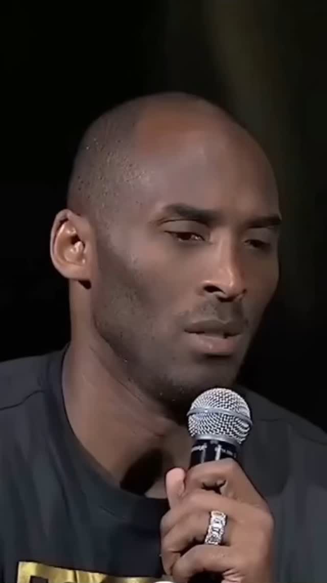Kobe Bryant habla en que basa su confianza, en la preparación. Muchas veces centramos nuestra confianza en un resultado final, aspecto que no depende 100% de uno mismo, eso hace que la confianza este fuera de nuestro control y por eso nuestra autoconfianza es fluctuante. Evidentemente, los resultados tienen un impacto sobre la confianza, pero esta no puede basarse única y exclusivamente en esto, hay que hacer que nuestra confianza se base en nuestro trabajo diario.
Como bien dice Bryant, en un partido no puede exigirse algo que no haya trabajado, el aspecto psicológico o mental también se tiene que trabajar, no podemos exigirnos no frustrarnos, tolerar mejor el error, estar más concentrados, etc. si no lo hemos trabajado antes.
Vídeo: integrarendimiento
#psicología #deporte #deportistas #psicologíadeportiva #psicologíadeldeporte #rendimineto #atención #saludmental #mente #emociones #estímulos #control #online #presencial #psicólogo #psicólogosanitario #psicólogodeportivo #gestiónemocional #diversión #motivación #psicologíadeportiva #psicólogodeportivo #psicología #deporte #kobebryant #kobe #mambamentality #nba #confianza