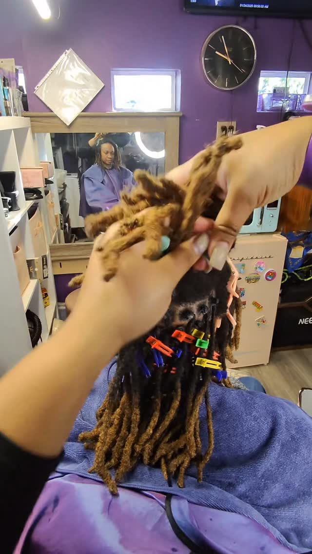 Another Point of View, loc Retwist in action.
Let me know in the comments what yall wanna see next!
#houstonlocs #houstonloctician #naturalhair #pearlandlocs #houstonnaturalhair #houstonhairstylist #houstonhair