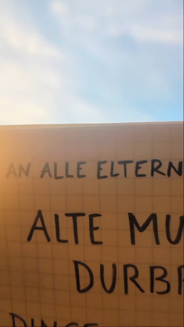 Für alle Eltern, die alles geben... 💪✨
Manchmal braucht es unglaublich viel Mut, alte Muster zu durchbrechen und neue Wege für unsere Kinder zu gehen. Das ist keine leichte Aufgabe – und doch gibst du jeden Tag dein Bestes.
Deine harte Arbeit verändert nicht nur das Leben deiner Kinder, sondern die Zukunft ganzer Generationen. 🌟
Heute ist dein Zeichen: Du wirst gesehen, du wirst geschätzt, und du machst einen Unterschied. Sende es an jemanden, der genau diese Anerkennung braucht! 💖