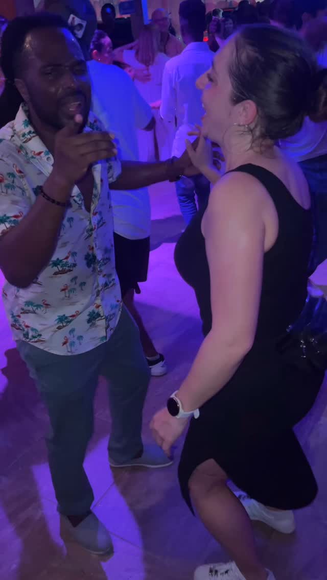 🔥 When the music hits you right to your soul 🤩 @edwinmferreras & @_mel_st_ during @bailamarbachatacamp in the Dominican Republic 🇩🇴
What can be better than good bachata in it’s mother land!
———
📌 Join one of our next tours in February, June, October or December
Bailamar.com
#bachata #dominicanbachata #bachatadominicana #traditionalbachata #bachatatradicional