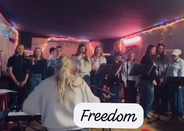 Repetitiegeluiden; wat word ik hier blij van !! โค๏ธโ๐ฅ๐ถ#FREEDOM90 #zangles #zangeressen #bandrepetitie #dezingstudio #vocalcoach met de leukste ๐ธ๐ค๐ฅ๐ซถ๐ป @justdjek @noortje.garcia ๐ธ@fijevandermark ๐ธ