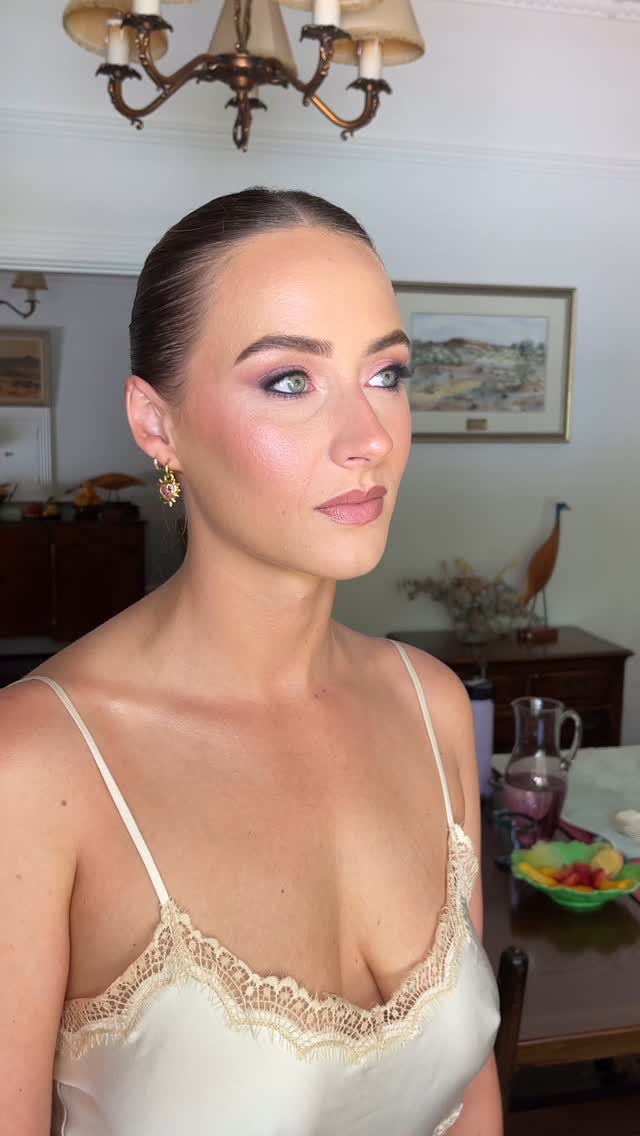Bridal brief: just make it fun! 🧡🩷
Definitely not my usual colour palette but it’s safe to say I’m obsessed 💜
#perthmakeupartist #bridalmakeup #perthmua #weddingmakeup #weddingmakeupartist #makeupperth