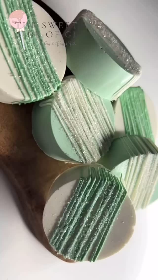 Pretty Era ✨ Chocolate Covered Oreos never disappoint for any occasion 🤩
Order with the link in my bio! 🩷
#igreels #trending #explorepage #lifestyle #aesthetic #baking #desserts #smallbusiness #share #likesforlike #reels #contentcreator #marketing