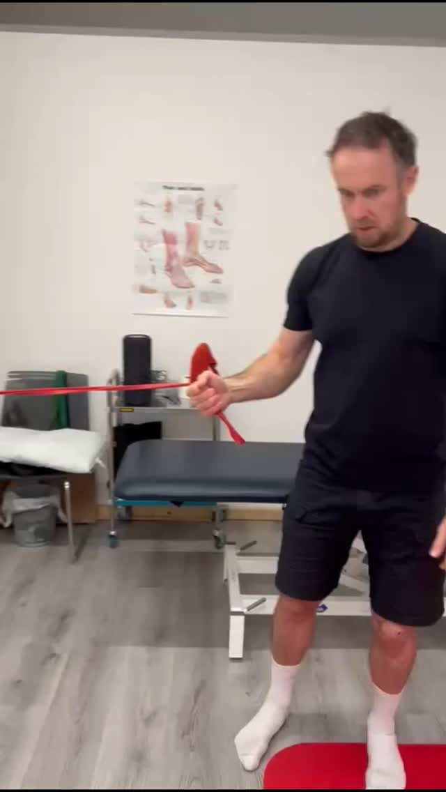 No random rotator cuff cable work. Here is a stage within an overhead lifting shoulder pain rehab plan where the subscapularis bias supercedes posterior cuff loading. This is in an individual where the restricted posterior capsule (back of shoulder) is implicit in causing pain into the shoulder during these movements by gliding the humeral head (ball of socket) increasingly forward during overhead movements.