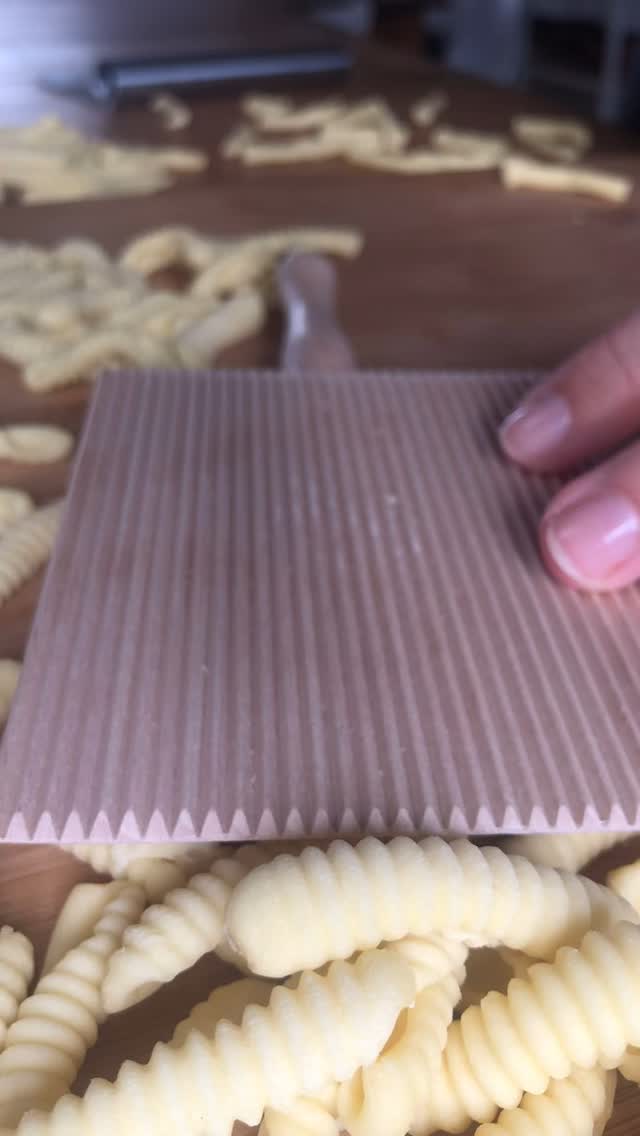 Weekend project! Make a smooth semolina dough from 100g semolina and 50g lukewarm water, let it rest for 30 minutes, then roll it out into a long tube, cut it into 1-inch pieces and roll it across a gnocchi board with your fingers tips to make these rigged capunti. Enjoy ✨ps: gnocchi board are available on the @homemadepastastudio webshop!
•
•
•
•
•
#freshpasta #pastafresca #homemadepasta #pastalovers #foodie #eattheworld #foodforthesoul #goodmoodfood #pastalover #feedfeed #italiancooking #onmytable #girlswithgluten #chosepasta #foryoupage #explore #workshop #pastatools #italiantools #brasspastatools #madeinitaly