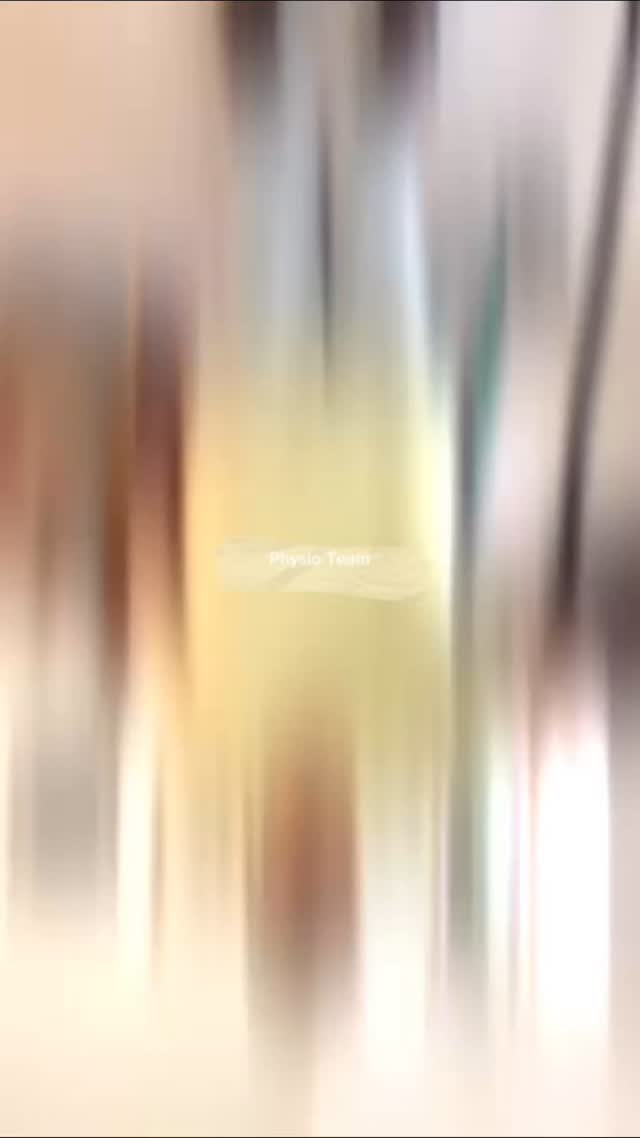 Heute möchten wir euch eine unserer liebsten Heimpatienten vorstellen. Silvia ist seit mehreren Jahren etappenweise bei uns ins Heimbehandlung seitdem sie innerhalb von 9 Monaten 3x an der Lendenwirbelsäule operiert worden ist. Sie hatte vorher schon einen Schlaganfall und Polyneuropathie, welche die Funktion in ihrer rechten Seite eingeschränkt haben. Trotz Osteoporose, beidseitigem grauer Star und beidseitiger Hüftarthrose war sie immer gewillt aktiv und mobil zu bleiben. Mitte letzten Jahres hat sie sich bei einem Sturz dann den linken Meniskus und die rechte Quadrizepssehne gerissen. Im Verlauf der letzten Monate haben wir dann 2x/Woche mit ihr daheim trainiert und jetzt ist sie wieder in der Lage alleine Treppe zu laufen und sich frei auf dem Grundstück zu bewegen. Wir wünschen Silvia weiterhin eine gute Erholung und freuen uns sie als Patientin zu haben. #physioteam#physicaltherapie#horgen#patienten#interview#horgen#dontforgettotrain#sportphysio