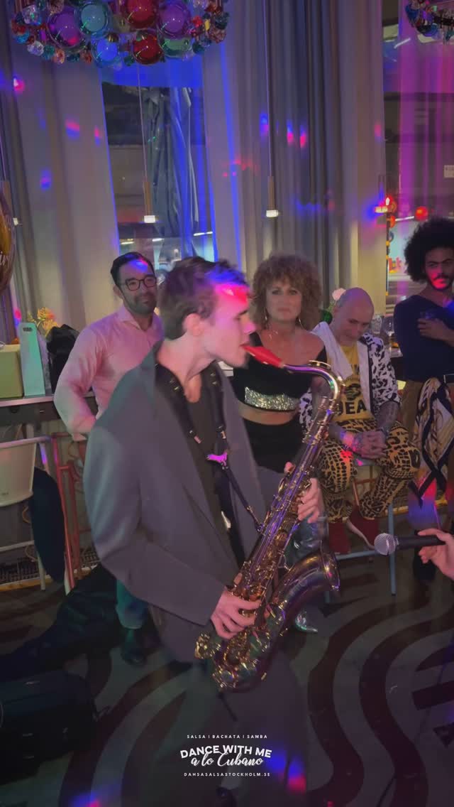 Let us introduce you to the amazingly talented @ssax.man. Here improvising and jamming at Anna’s birthday party! 🎷🎵💃🏻
#saxophone #jamming #improvisation