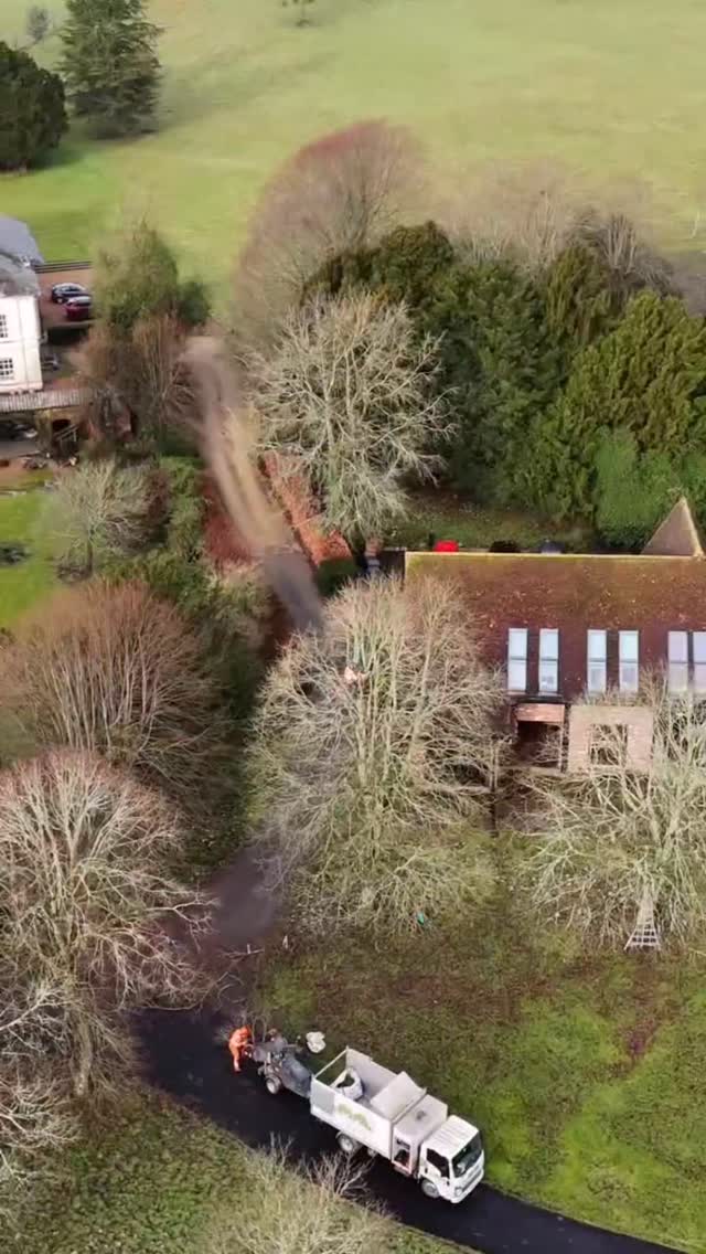 @m1waymason getting stuck in to these Lime reductions today ✂️ the @forst_woodchippers ST6 40 edition munching away 🍟 and finally finding the way with the drone 📸💻🚁
#treecontracting #treesurgery #treework #winchestertreesurgeon #hampshiretreesurgeon #andovertreesurgeon #wiltshiretreesurgeon #salisburytreesurgeon #stihl #treesurgeon