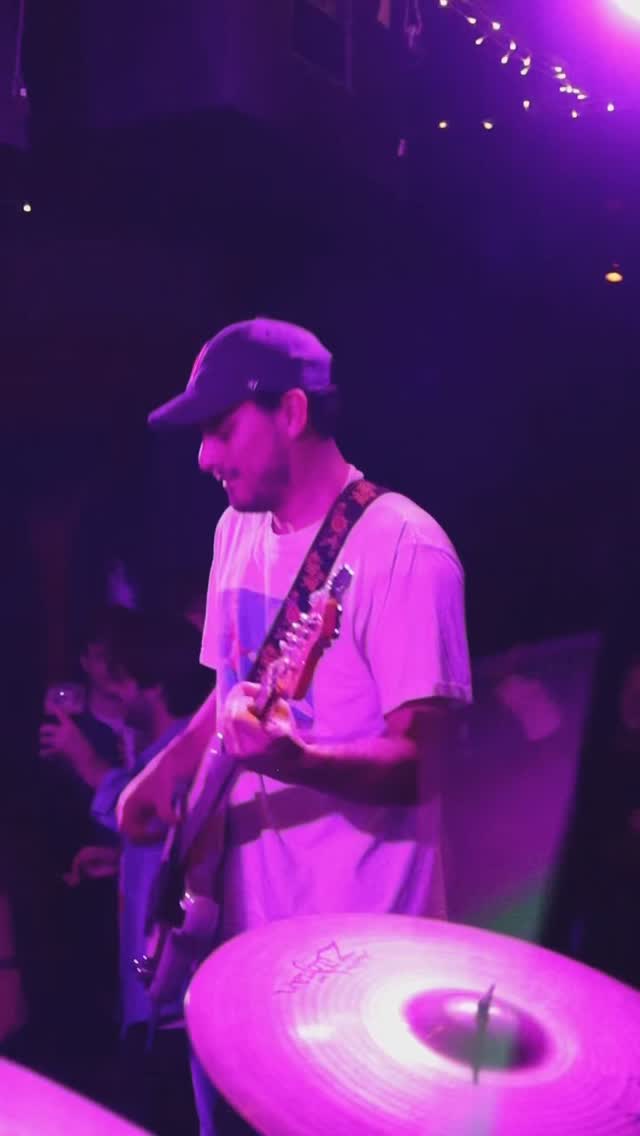 “Champagne Supernova” Solo section masterfully performed by our own @jake_atherton
📸 @madixgoldman
@ulyssesnyc 1/31/25
#oasis
#uylsses
#nyc
#dizzyaftermidnight
#guitarsolo