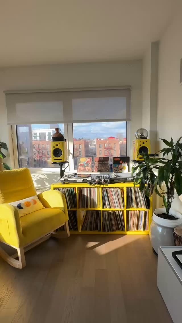 Let’s continue this week with the right vibes 🤩
Setup by @jomero_ and @taina.enikeyi
👉🏼 Follow @doyouspin for more
👉🏼 Follow @doyouspin for more
👉🏼 Follow @doyouspin for more
DM for submission & Email for promotion 📩
#rotarymixer #technics #djsetup #vinyldj #rominimal #classicdj #classicmixer #boutiqemixer #hifi #audiophile #hifidj #djlife #vinyljunkie #vinyladdict #technics1210 #sl1200 #doyouspin #djdesk #djbooth #listeningbar #recordstore #vinylonly #djculture