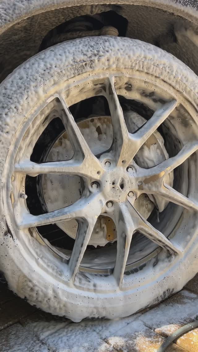 Quick video from yesterday. Deep cleaning Mercedes wheels 😀