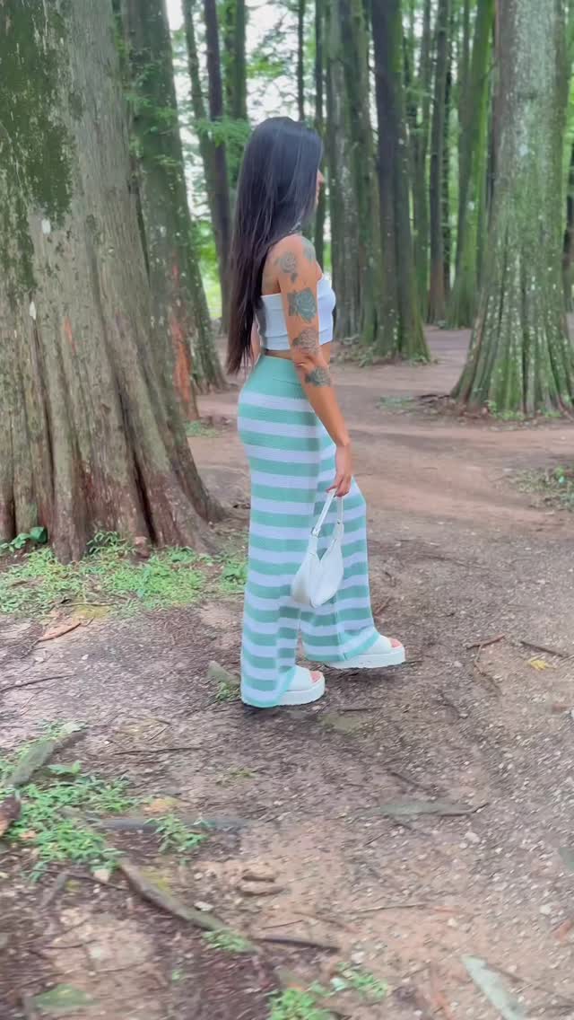 🌙✨ A espera acabou! ✨🌙
Estamos muito felizes em finalmente apresentar a nossa primeira peça para vocês: a calça Luna!
Essa peça reflete tudo o que sonhamos para a nossa marca, trazendo aquele equilíbrio perfeito entre estilo e conforto, com um design único e delicado, ideal para te acompanhar em qualquer ocasião.
Não se esqueça de marcar quem vai amar essa novidade. 💛