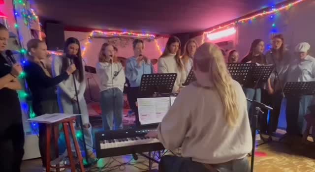 #Makeithappenโจ #Repetitie is aan!!! ๐๐ค๐ฅ๐ธ๐น #dezingstudio #vocalcoach #zangles Many thanks to @justdjek !!! ๐๐ป๐ถ๐ฅ๐ซถ๐ป @noortje.garcia ๐ธ๐ซถ๐ป@fijevandermark ๐ธ