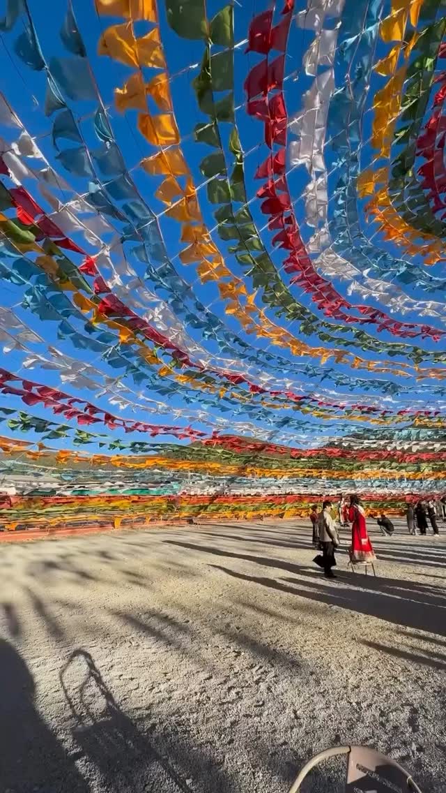 Nossa última peregrinação à Índia foi para as terras Budistas de Ladakh, na fronteira com o Tibet. Quantas lembranças boas ecoam em nossas memórias ao ver as cores das bandeirinhas flamejarem...
Em Novembro de 2025 teremos a próxima edição com um roteiro inédito em nossos itinerarios: Rajastão e o país dos maharajas.
Um mergulho no coração do deserto de Thar onde descobriremos joias escondidas da tradição espiritual e cultural deste povo tão cheio de vida e história.
Bora?